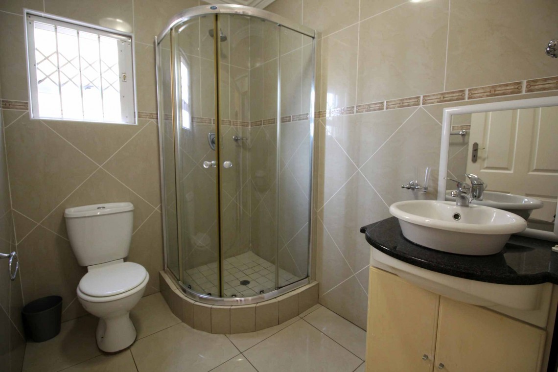 Uvongo South Coast KZN ground floor 6 sleeper luxury apartment - Aqua Surf 1-Ensuite bathroom