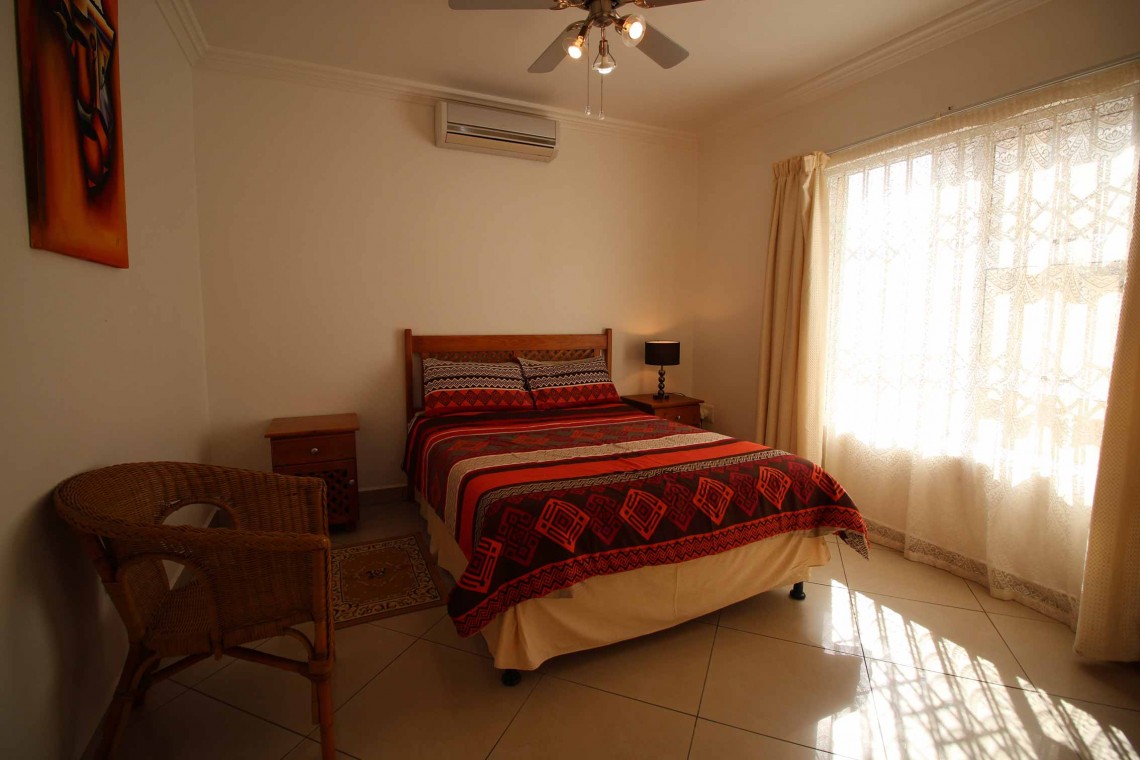 Uvongo South Coast KZN ground floor 6 sleeper luxury apartment - Aqua Surf 1-2nd Bedroom