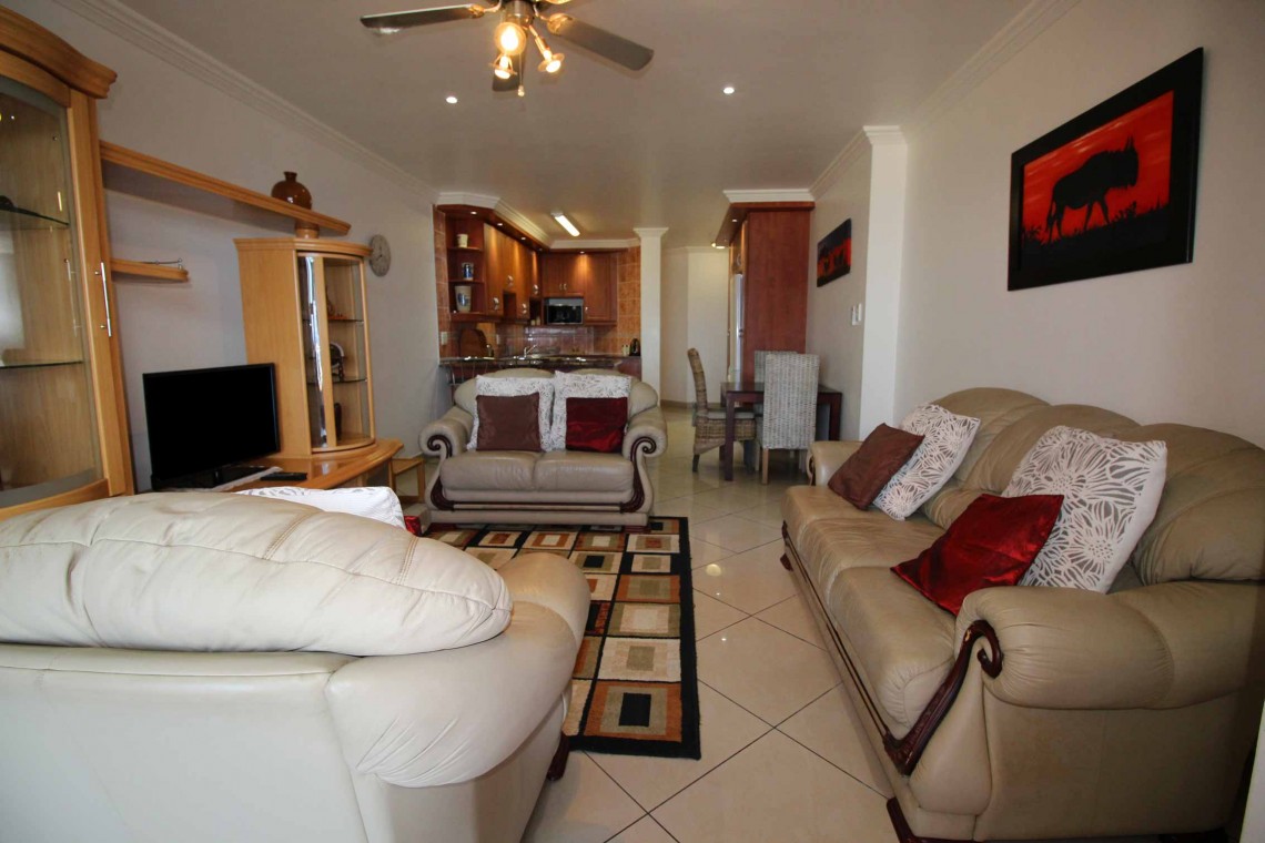 Uvongo South Coast KZN ground floor 6 sleeper luxury apartment - Aqua Surf 1-lounge