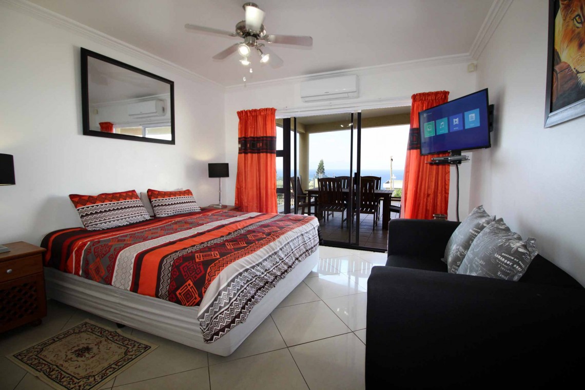 Uvongo South Coast KZN ground floor 6 sleeper luxury apartment - Aqua Surf 1-Main Bedroom