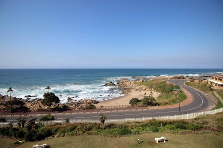 On the Margate seafront on the South Coast of KZN is Balooga 8. A 7 sleeper with breathtaking sea views. Walk to Margate town, beach and the Pier - Happy Holiday Homes