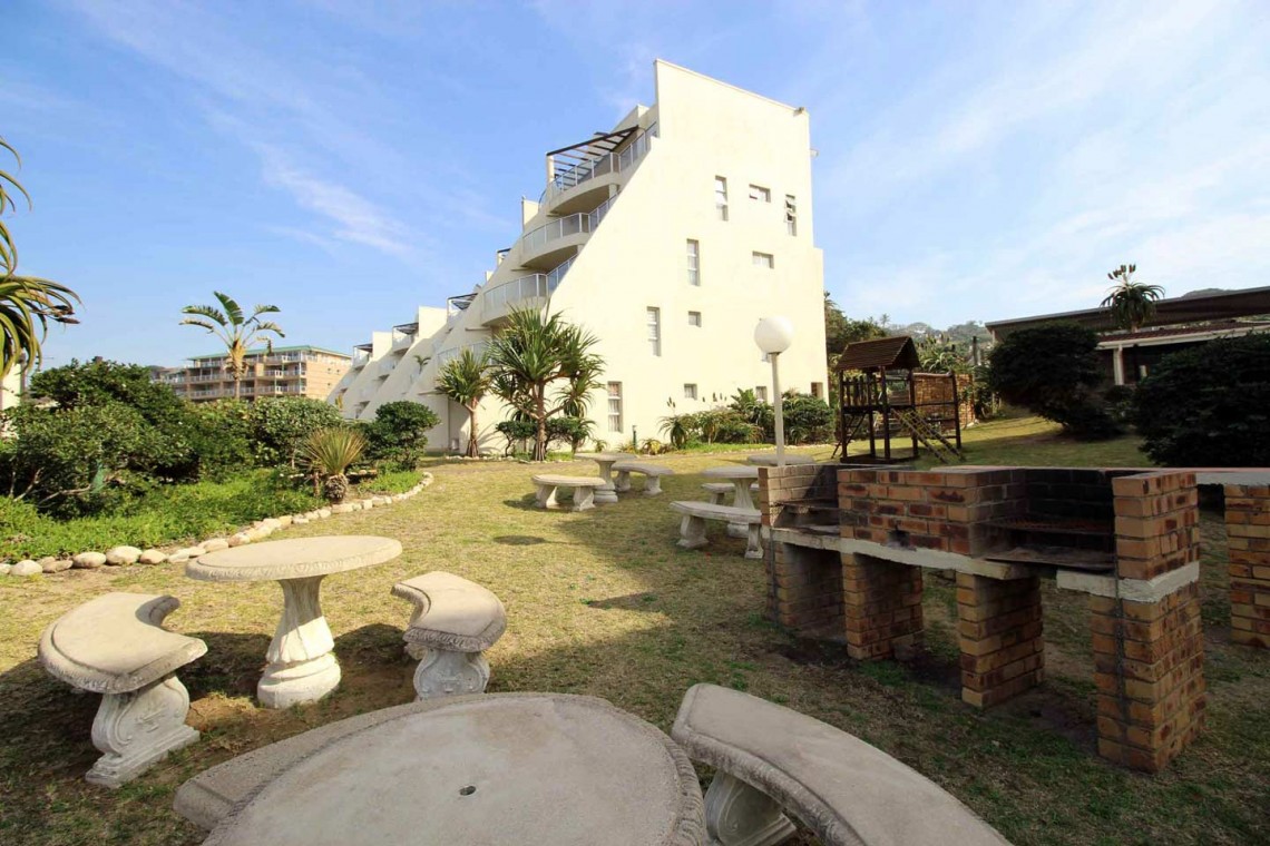 Chesapeake Bay 38 in on the beach in Margate on the South Coast of KZN. The 5 sleeper self-catering holiday flat has tennis courts, pool, coin operated laundry and jungle gym - Happy Holiday Homes - Building