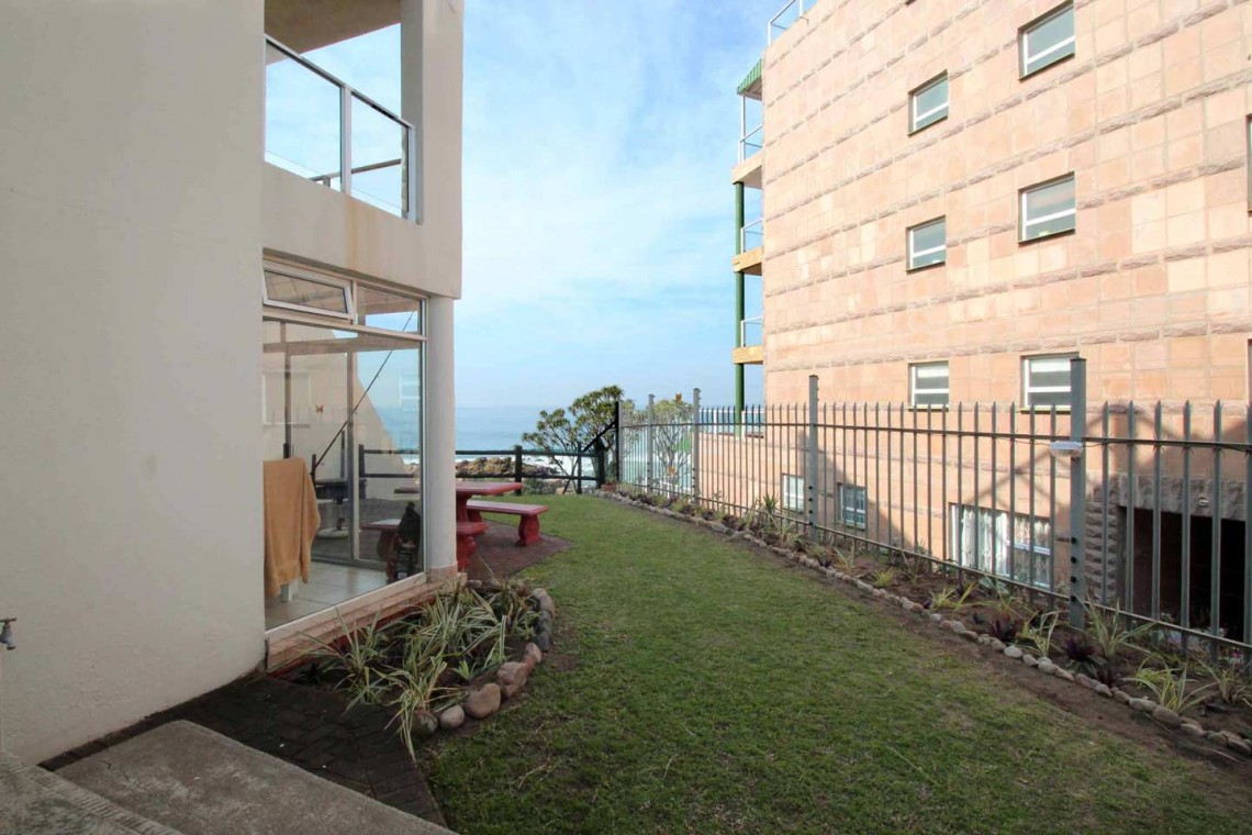 Chesapeake Bay 38 in on the beach in Margate on the South Coast of KZN. The 5 sleeper self-catering holiday flat has tennis courts, pool, coin operated laundry and jungle gym - Happy Holiday Homes - Sea view