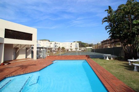 Chesapeake Bay 38 in on the beach in Margate on the South Coast of KZN. The 5 sleeper self-catering holiday flat has tennis courts, pool, coin operated laundry and jungle gym - Happy Holiday Homes - Pool and tennis courts.