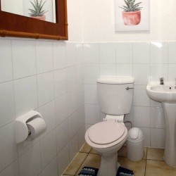 On Margate seafront Chesapeake Bay 22 has tennis courts and a swimming pool - Sleeps 4 guests - South Coast KwaZulu-Natal self-catering Accommodation - Happy Holiday Homes