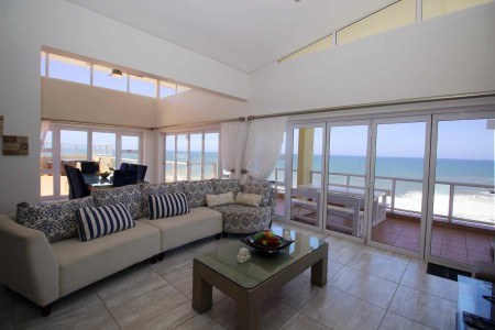 Luxury upmarket 8 sleeper beachfront holiday penthouse-breaker sea view-Jacuzzi-Balooga 9