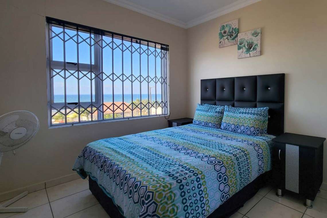 Queens view 2 in Manaba Beach is a 2 bedroom, 2 bathroom, 5 sleeper self-catering holiday flat on the South Coast of KwaZulu Natal.