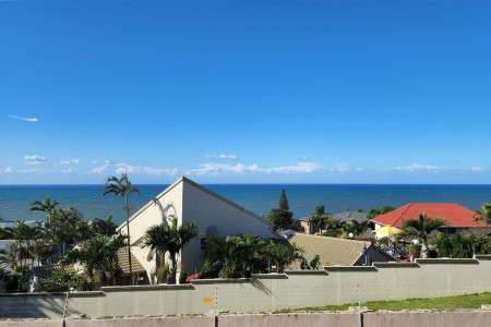 Queens view 2 in Manaba Beach is a 2 bedroom, 2 bathroom, 5 sleeper self-catering holiday flat on the South Coast of KwaZulu Natal.