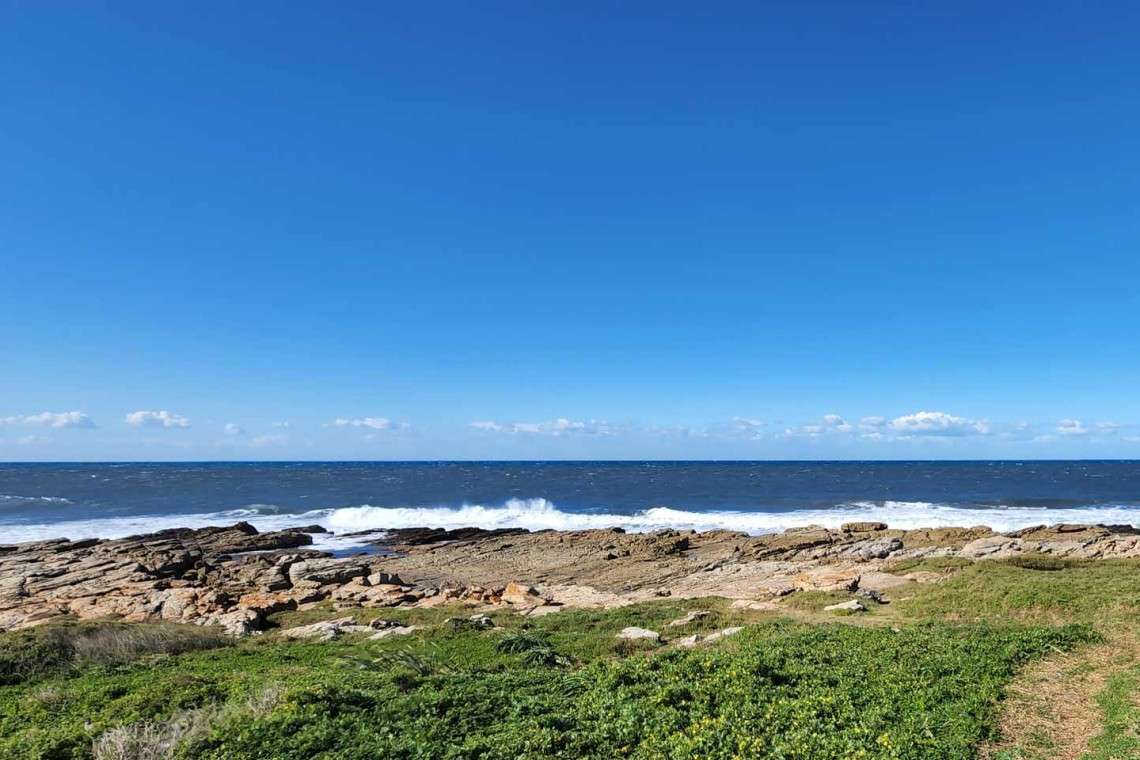 Queens view 2 in Manaba Beach is a 2 bedroom, 2 bathroom, 5 sleeper self-catering holiday flat on the South Coast of KwaZulu Natal.