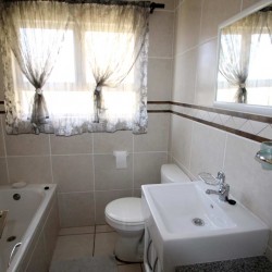 Margate self-catering holiday apartment overlooking the Margate Pier - Mahe 13 sleep 6.