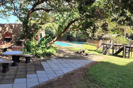 Tomeros 25 in Uvongo on the South Coast, Suidkus van KwaZulu Natal, is a 3 bedroom 6 sleeper self-catering-holiday flat, selfsorg vakansie verblyf with a kids playground and swimming pool.