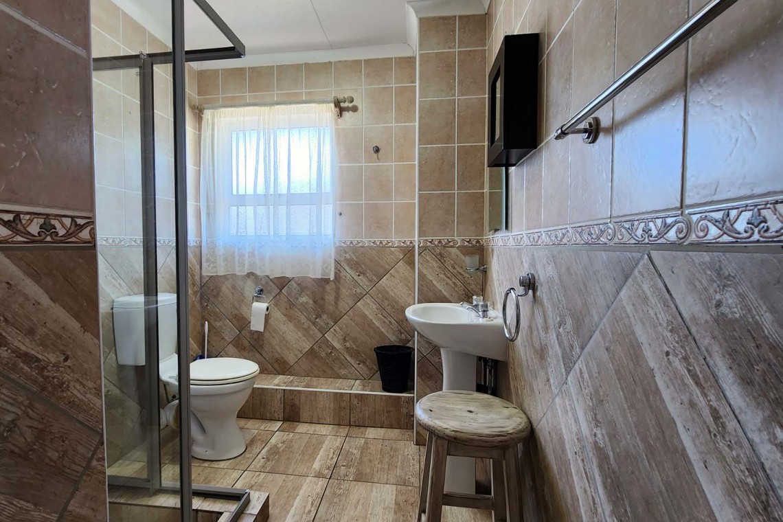 Uvongo Chalets 27 is a self-catering 6 sleeper flat on Lilliecrona Boulevard in Uvongo on the South Coast of KwaZulu Natal in South Africa. The property offers solar power with an inverter, internet, WiFi, Netflix, DSTV and filtered drinking water.