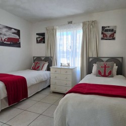 Laguna la Crete 84 on Uvongo Beach seafront and lagoon - selfsorg vakansie - happyholidays