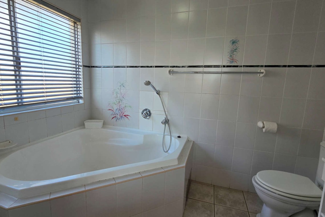 Laguna la Crete 84 on Uvongo Beach seafront and lagoon - selfsorg vakansie - happyholidays