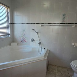 Laguna la Crete 84 on Uvongo Beach seafront and lagoon - selfsorg vakansie - happyholidays