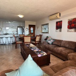 Laguna la Crete 84 on Uvongo Beach seafront and lagoon - selfsorg vakansie - happyholidays