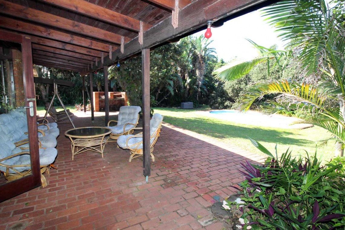 KINSEY DRIVE 7 is a 12 sleeper self-catering holiday house on the beach in Oslo Beach on the South Coast of KwaZulu Natal.