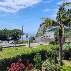 Marine Glen 18 is a 6 sleeper, self-catering holiday home, opposite Ramsgate Beach and the Waffle house in Ramsgate.