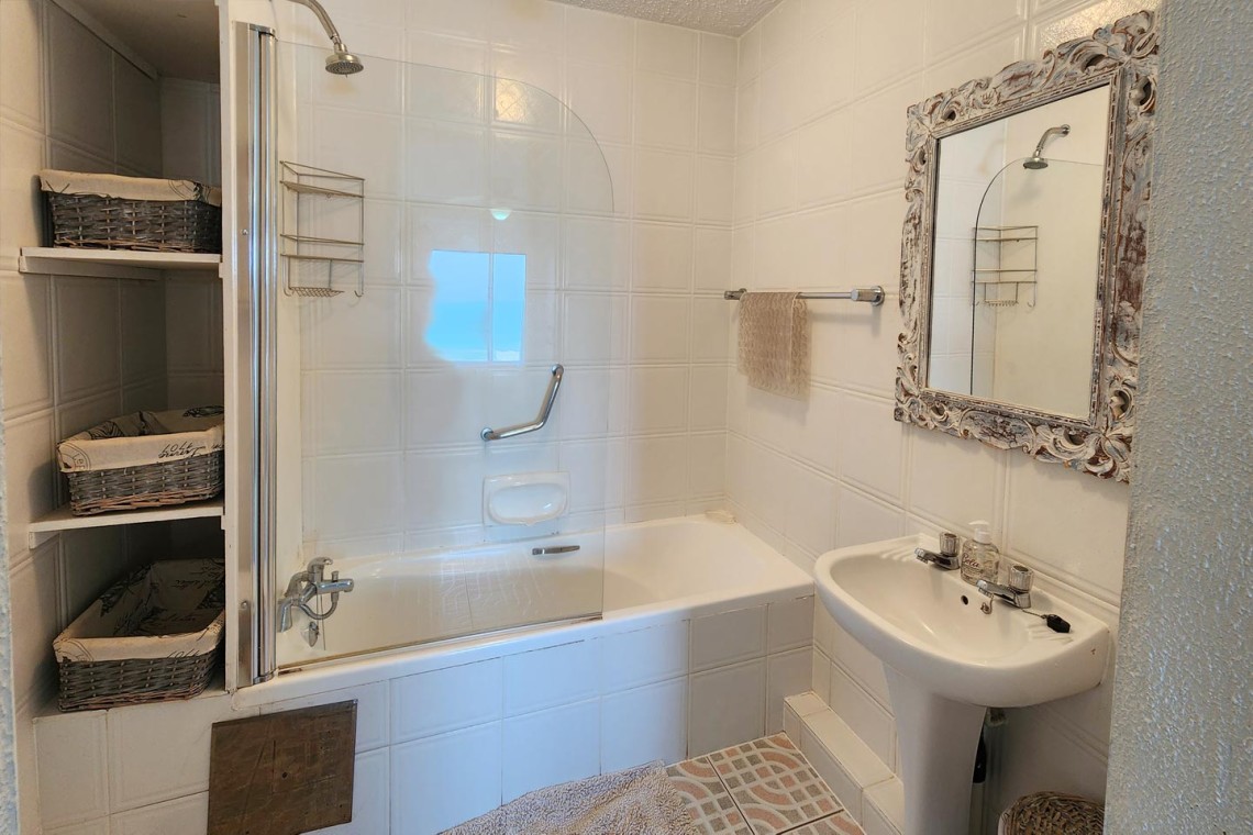 The best of Margate's seaside charm is Don Juan 2 on Margate seafront with 3 smart TVs, Netflix, WiFi, pool and breaker sea views.