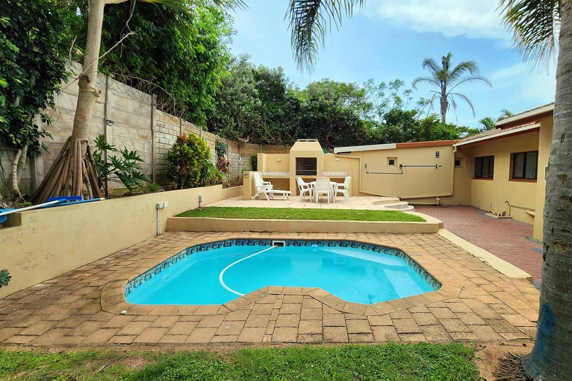 Kings Cottage is a 3 bedroom, 6 sleeper self-catering family holiday home is Shelly Beach on the South Coast of KwaZulu Natal with a sea view, swimming pool, WiFi and is walking distance to St Michael s Beach and local restaurants.