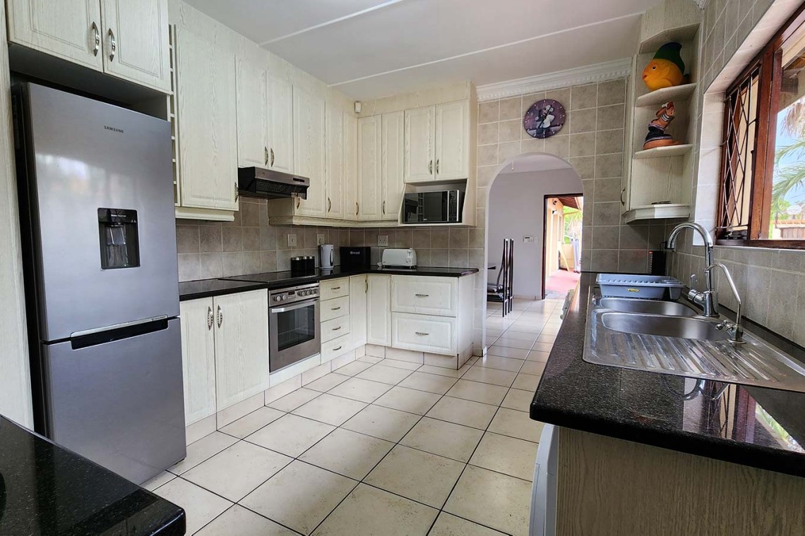 Kings Cottage is a 3 bedroom, 6 sleeper self-catering family holiday home is Shelly Beach on the South Coast of KwaZulu Natal with a sea view, swimming pool, WiFi and is walking distance to St Michael s Beach and local restaurants.