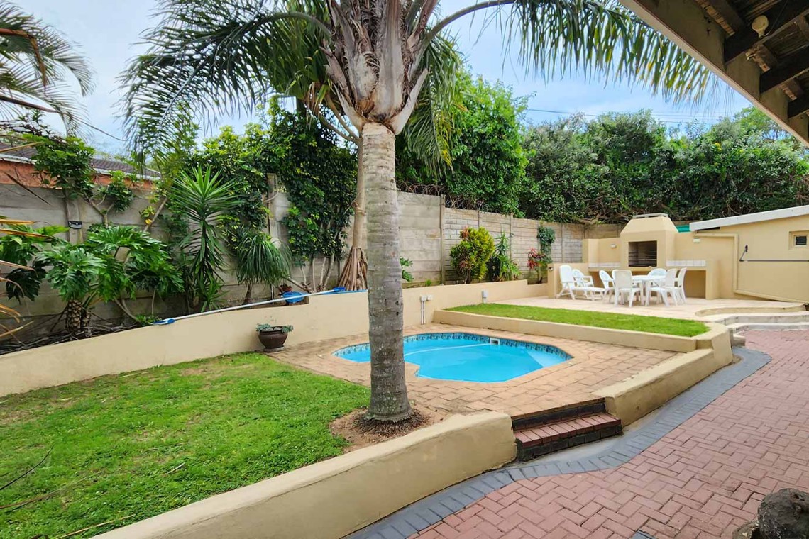 Kings Cottage is a 3 bedroom, 6 sleeper self-catering family holiday home is Shelly Beach on the South Coast of KwaZulu Natal with a sea view, swimming pool, WiFi and is walking distance to St Michael s Beach and local restaurants.