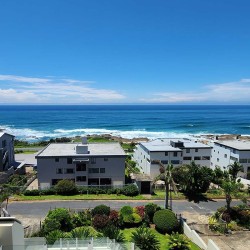 Octavia 7 is a tastefully furnished, upmarket 6 sleeper self-catering holiday penthouse in Manaba Beach on the South Coast of KwaZiulu Natal with a 180 ° breaker sea view.