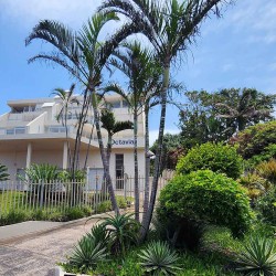 Octavia 7 is a tastefully furnished, upmarket 6 sleeper self-catering holiday penthouse in Manaba Beach on the South Coast of KwaZiulu Natal with a 180 ° breaker sea view.