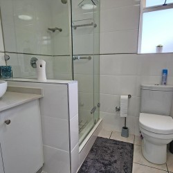 Octavia 7 is a tastefully furnished, upmarket 6 sleeper self-catering holiday penthouse in Manaba Beach on the South Coast of KwaZiulu Natal with a 180 ° breaker sea view.