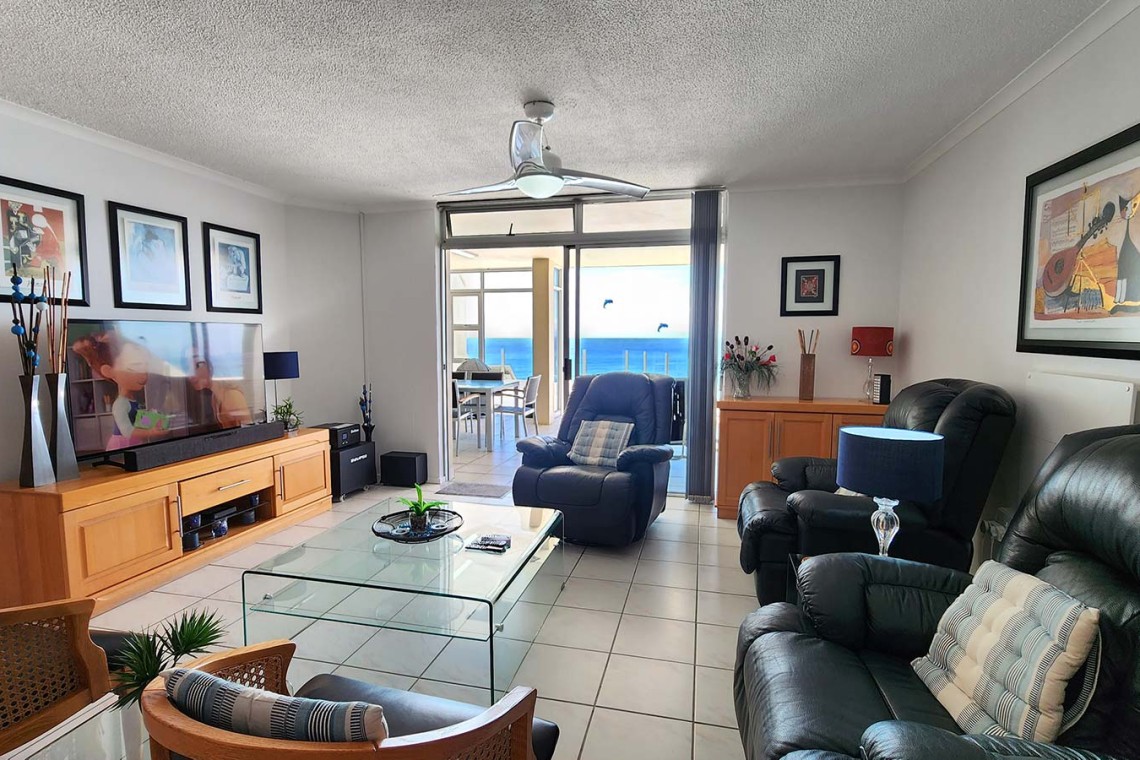 Octavia 7 is a tastefully furnished, upmarket 6 sleeper self-catering holiday penthouse in Manaba Beach on the South Coast of KwaZiulu Natal with a 180 ° breaker sea view.