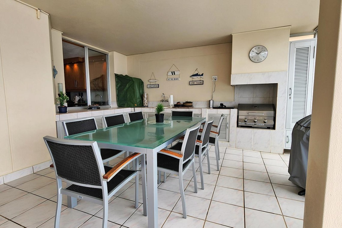 Octavia 7 is a tastefully furnished, upmarket 6 sleeper self-catering holiday penthouse in Manaba Beach on the South Coast of KwaZiulu Natal with a 180 ° breaker sea view.