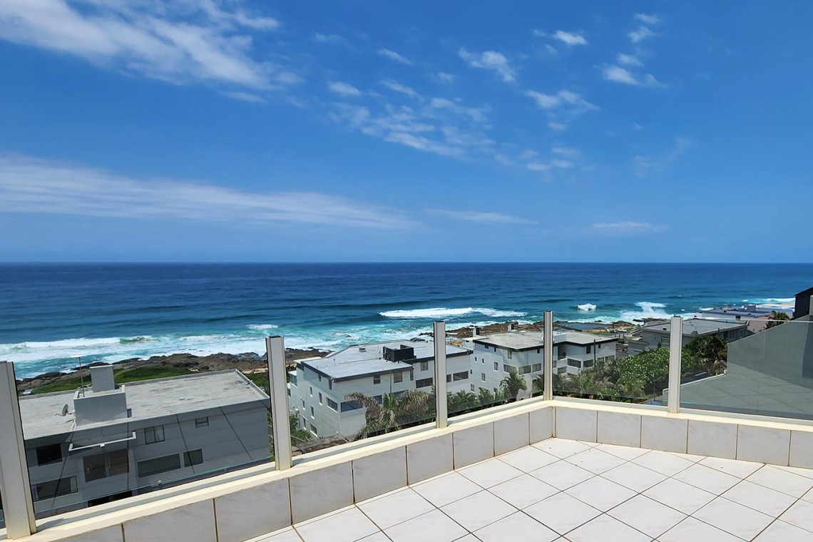 Octavia 7 is a tastefully furnished, upmarket 6 sleeper self-catering holiday penthouse in Manaba Beach on the South Coast of KwaZiulu Natal with a 180 ° breaker sea view.