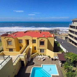 Margate Sun 11 holiday apartment with balcony overlooking Margate Pier and the sea, walking distance to Margate Beach.