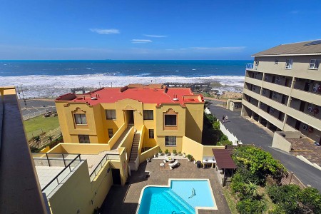 Margate Sun 11 holiday apartment with balcony overlooking Margate Pier and the sea, walking distance to Margate Beach.