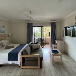 Banana Beach Club F1, a self-catering ground-floor studio in Melville on the Hibiscus Coast, located 50m from the beach, ideal for a small family holiday.