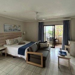 Banana Beach Club F1, a self-catering ground-floor studio in Melville on the Hibiscus Coast, located 50m from the beach, ideal for a small family holiday.