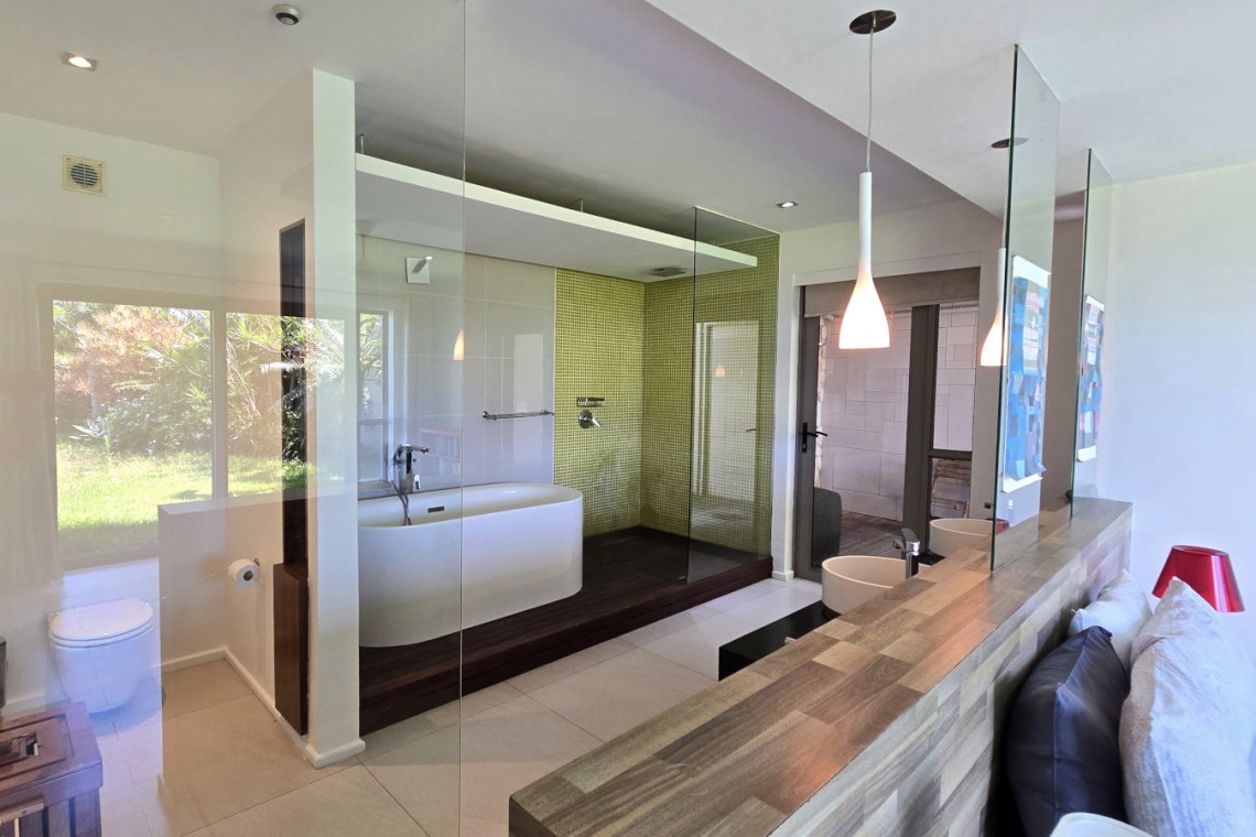 Strachan 2127 is a luxury holiday home in Ramsgate, located on the beachfront of Ramsgate Beach. This stunning sea-view rental in KwaZulu-Natal offers breathtaking ocean views, an infinity pool, and modern comforts—making it the perfect family-friendly getaway in South Africa.