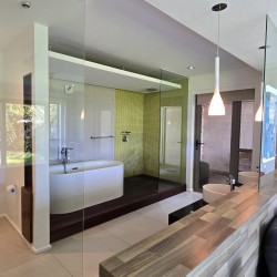 Strachan 2127 is a luxury holiday home in Ramsgate, located on the beachfront of Ramsgate Beach. This stunning sea-view rental in KwaZulu-Natal offers breathtaking ocean views, an infinity pool, and modern comforts—making it the perfect family-friendly getaway in South Africa.