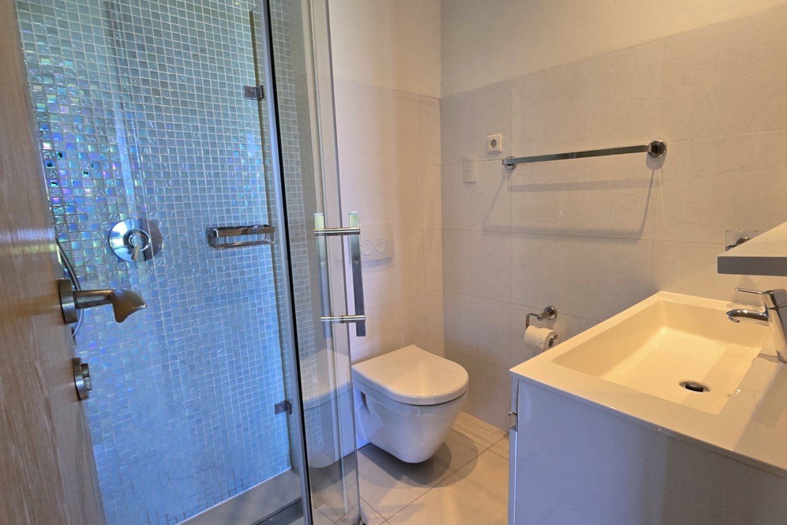 Strachan 2127 is a luxury holiday home in Ramsgate, located on the beachfront of Ramsgate Beach. This stunning sea-view rental in KwaZulu-Natal offers breathtaking ocean views, an infinity pool, and modern comforts—making it the perfect family-friendly getaway in South Africa.