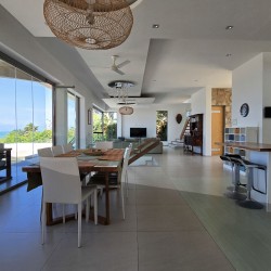 Strachan 2127 is a luxury holiday home in Ramsgate, located on the beachfront of Ramsgate Beach. This stunning sea-view rental in KwaZulu-Natal offers breathtaking ocean views, an infinity pool, and modern comforts—making it the perfect family-friendly getaway in South Africa.