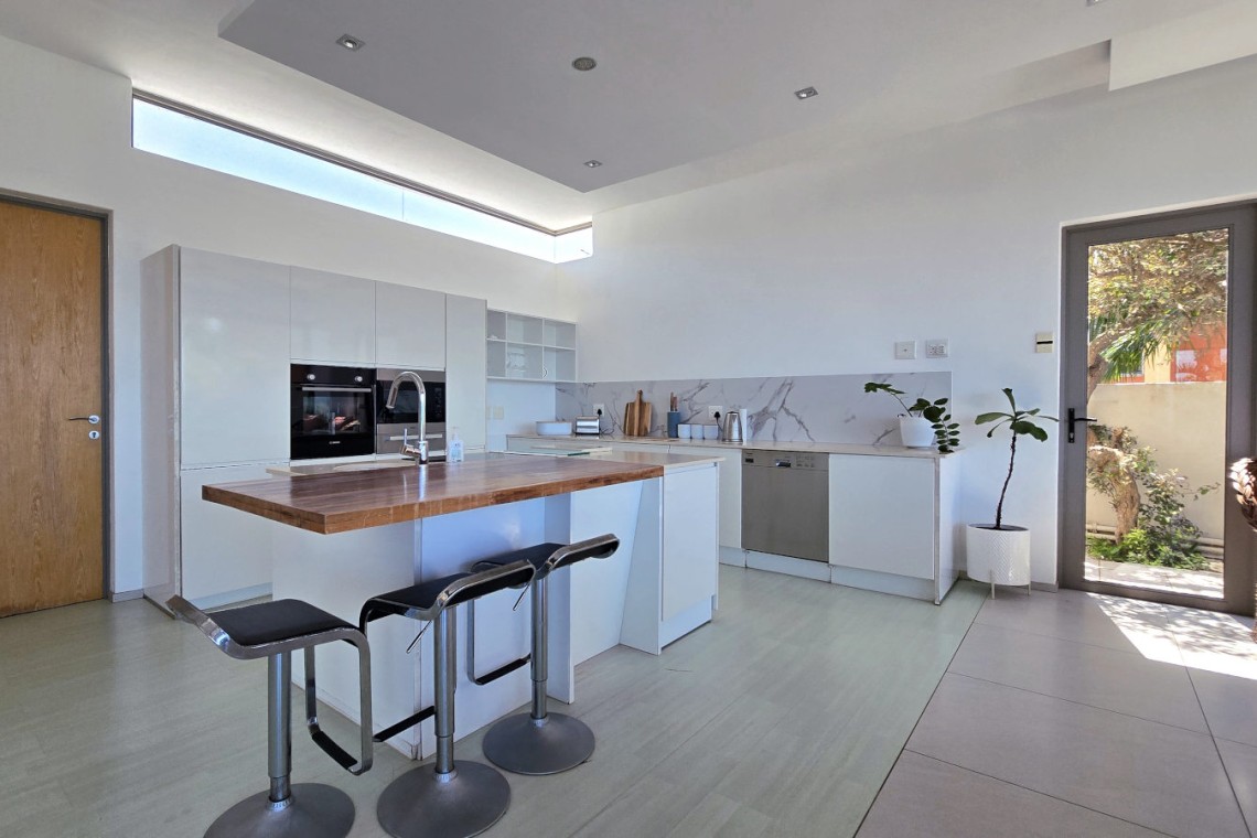 Strachan 2127 is a luxury holiday home in Ramsgate, located on the beachfront of Ramsgate Beach. This stunning sea-view rental in KwaZulu-Natal offers breathtaking ocean views, an infinity pool, and modern comforts—making it the perfect family-friendly getaway in South Africa.