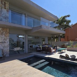 Strachan 2127 is a luxury holiday home in Ramsgate, located on the beachfront of Ramsgate Beach. This stunning sea-view rental in KwaZulu-Natal offers breathtaking ocean views, an infinity pool, and modern comforts—making it the perfect family-friendly getaway in South Africa.