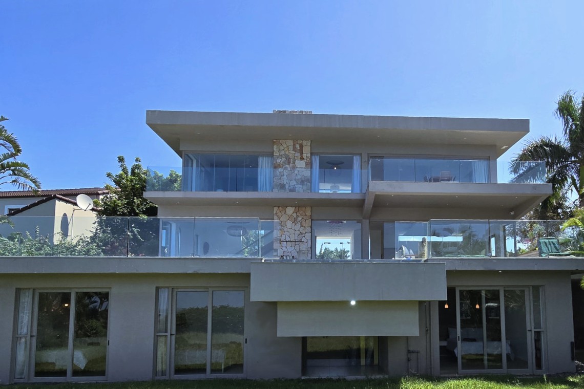 Strachan 2127 is a luxury holiday home in Ramsgate, located on the beachfront of Ramsgate Beach. This stunning sea-view rental in KwaZulu-Natal offers breathtaking ocean views, an infinity pool, and modern comforts—making it the perfect family-friendly getaway in South Africa.