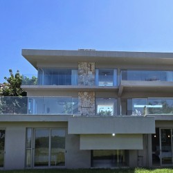 Strachan 2127 is a luxury holiday home in Ramsgate, located on the beachfront of Ramsgate Beach. This stunning sea-view rental in KwaZulu-Natal offers breathtaking ocean views, an infinity pool, and modern comforts—making it the perfect family-friendly getaway in South Africa.