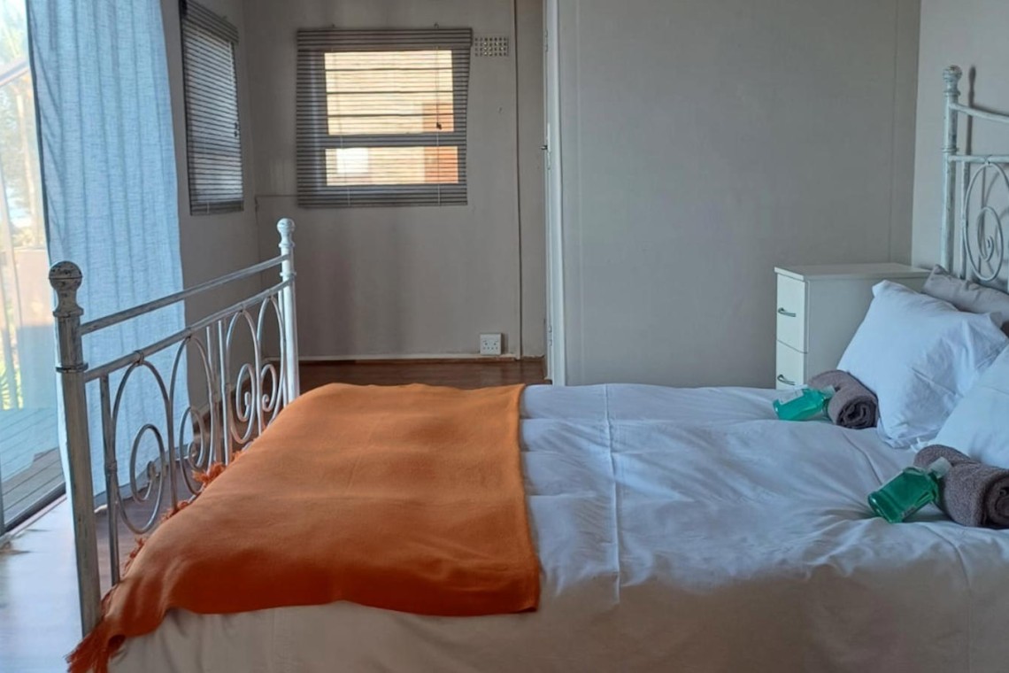Sea Park Beach House - Sea-facing bedroom in holiday home with sea view on the KwaZulu Natal South Coast