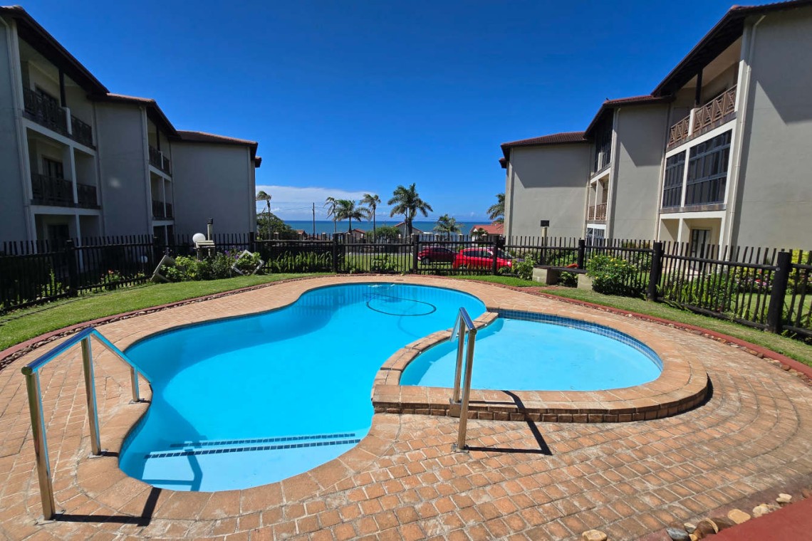 The two communal swimming pools at Topanga 25 in Topanga Uvongo complex—walk to Uvongo beach from this affordable holiday accommodation in Uvongo.