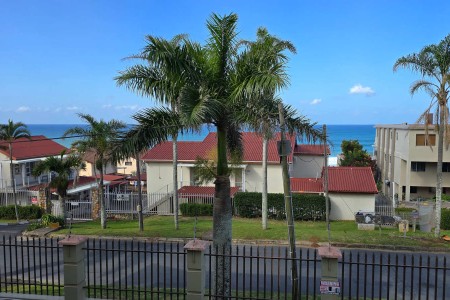 Topanga 25 sea view fron the balcony – a sea facing 6 sleeper in Uvongo offering affordable holiday accommodation in Uvongo just a walk to Uvongo beach.