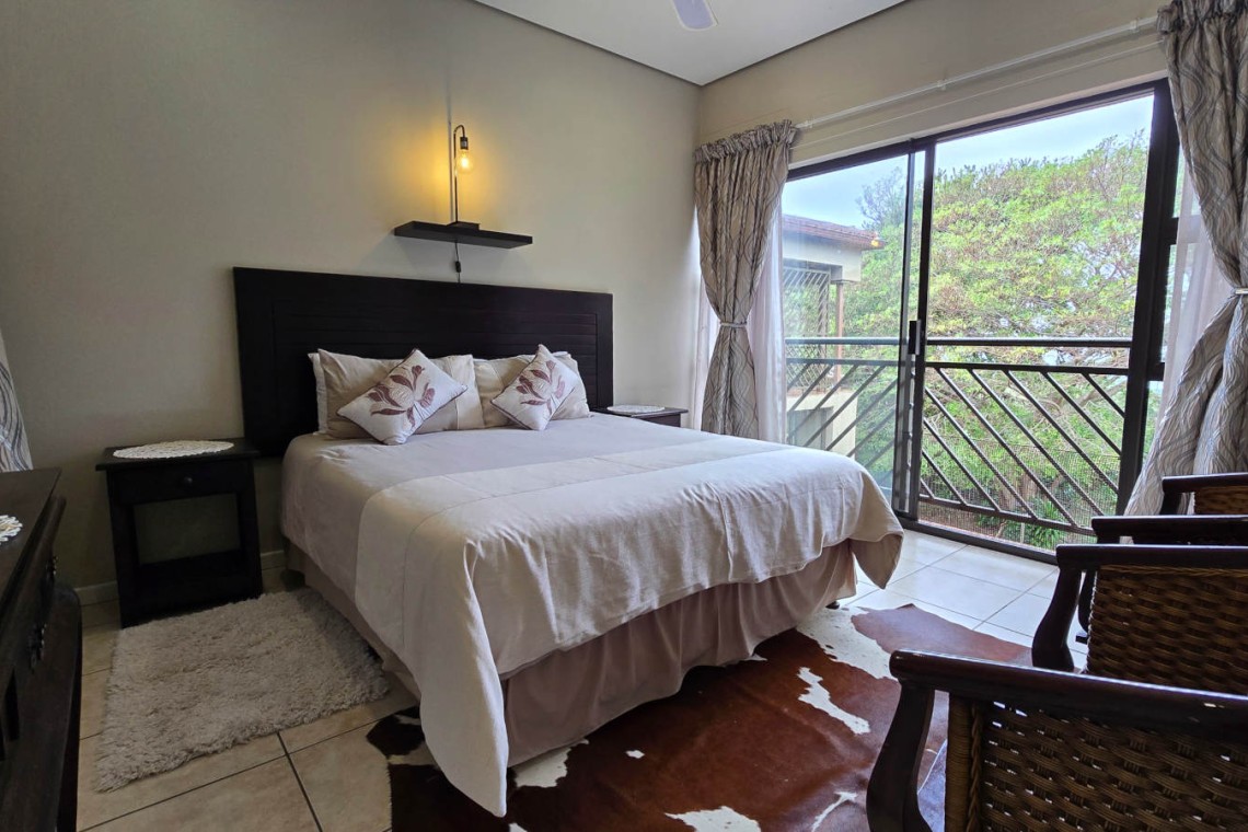 Queen bedroom with en-suite at Portofino 15 Shelly Beach